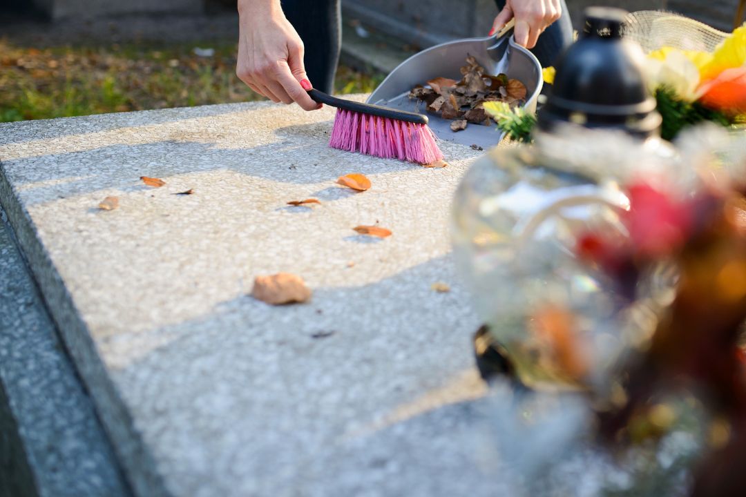 Nettoyage et fleurissement de tombe en cimetière