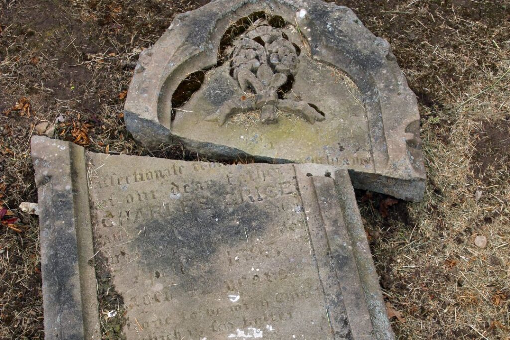 Tombe abandonnée